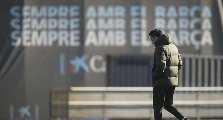 Xavi, reflexivo, antes de empezar el entrenamiento.
