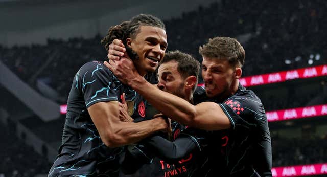 Guardiola gana por primera vez en el Tottenham Stadium con un gol de Aké en el 90′