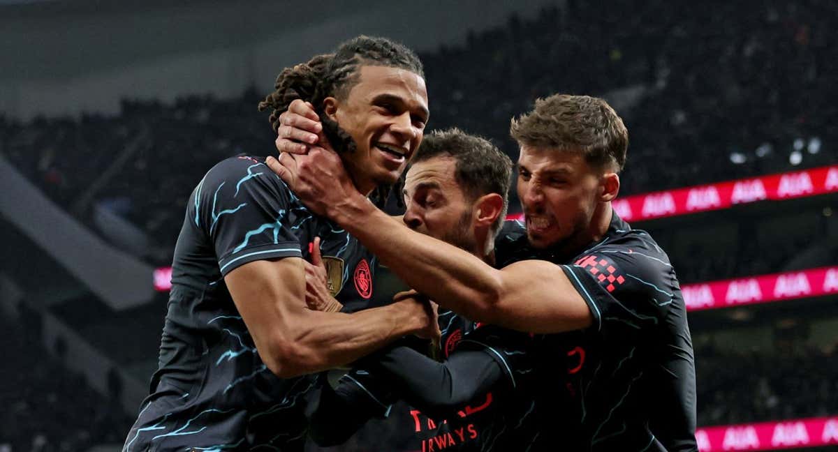 Ake celebra el gol con Bernardo Silva y Rúben Dias.