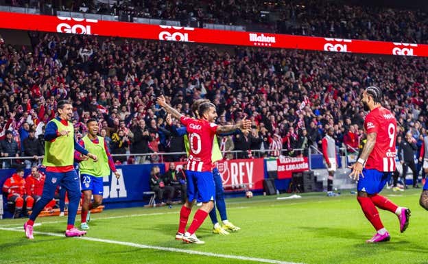 Correa y Memphis celebran con los suplentes.  EP