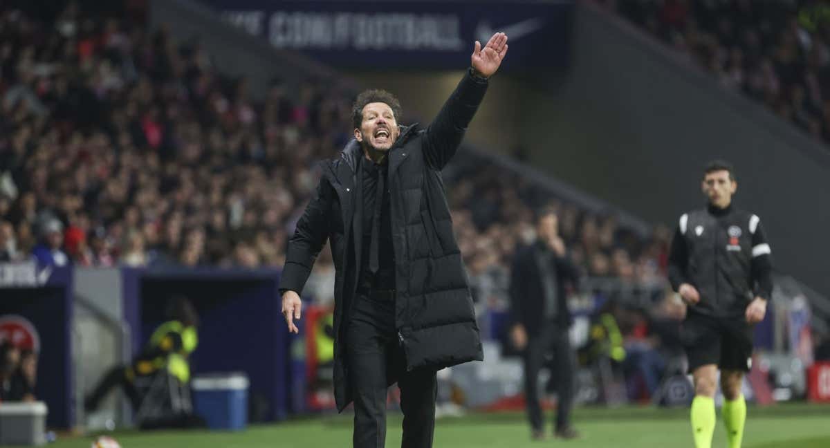 Simeone da indicaciones durante el partido.