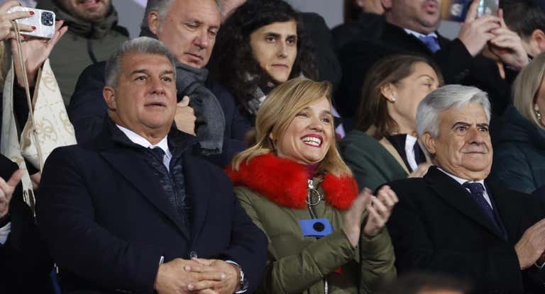 Joan Laporta, en el palco, junto al presidente de la Comisión Gestora de la RFEF.