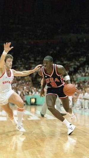 Llorente defiende a Jordan en los Juegos de 1984.