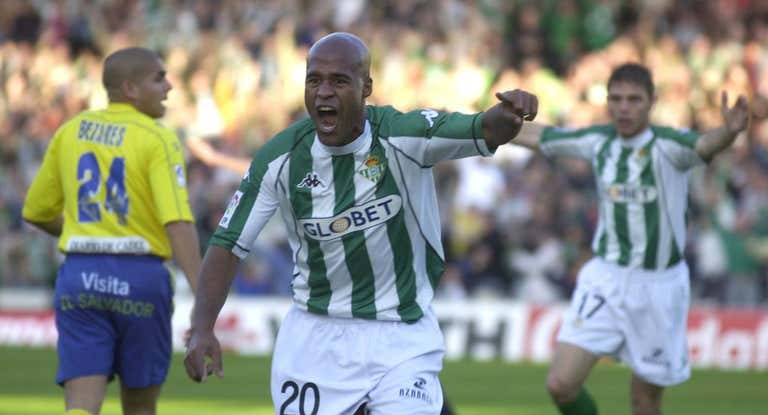 Marcos Assunçao celebra un gol con el Betis.