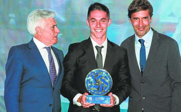 Pedro Rocha (presidente de la RFEF), Arribas (Almería) y Raúl (Castilla), en una entrega de premios.  AFP