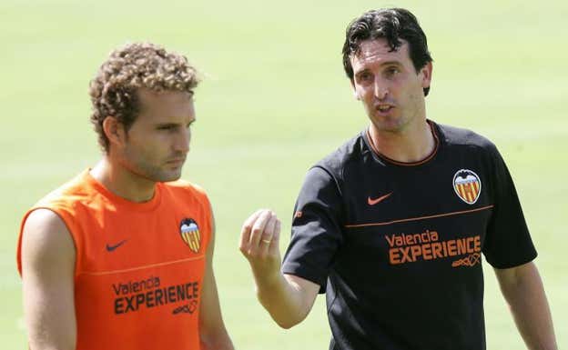 Rubén Baraja escucha a Unai Emery.  Damián Torres