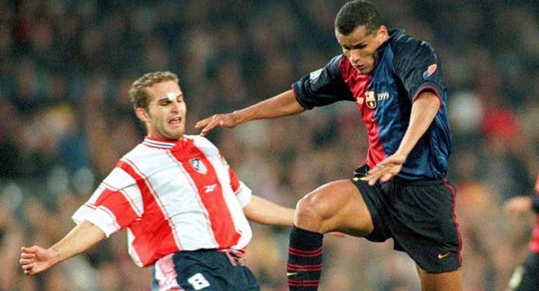 Rubén Baraja, contra Rivaldo, en un Barça-Atlético de Madrid en 1999.