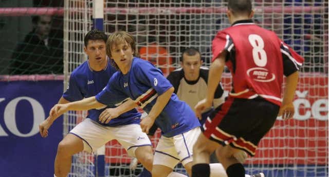 La intrahistoria de Modric jugando en la ‘Caja de cerillas’ de Zagreb: «Se probó muchos pares de zapatillas en mi casa, por entonces no tenía con qué jugar»