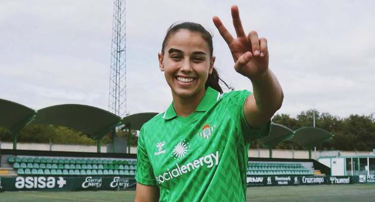 María Valle posa con la camiseta del Betis.