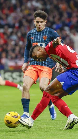 Reinildo durante una de las primeras situaciones del partido.  EFE
