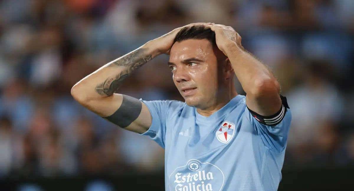 Iago Aspas muestra la desesperación del Celta con el terreno de juego./