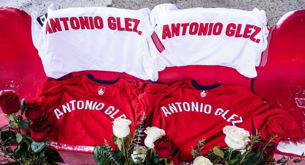 Homenaje a las víctimas fallecidas en el Pizjuán. /Sevilla FC