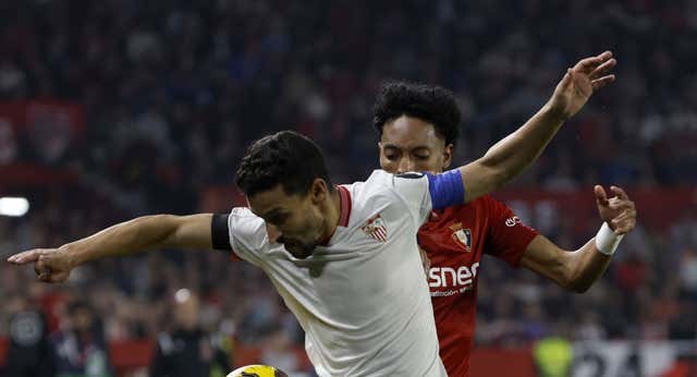 Budimir aumenta el drama del Sevilla entre gritos de «Directiva, dimisión»