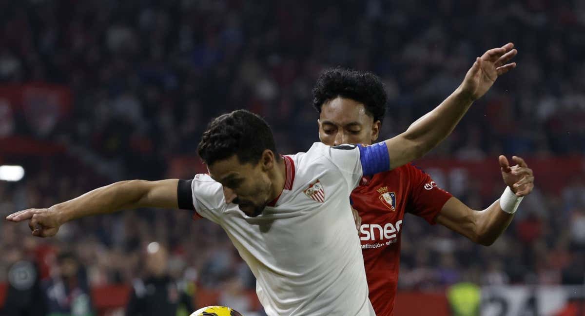 Jesús Navas pelea un balón con Mojica.