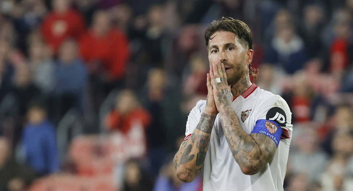 Sergio Ramos se lamenta tras una acción durante el partido contra Osasuna./EFE