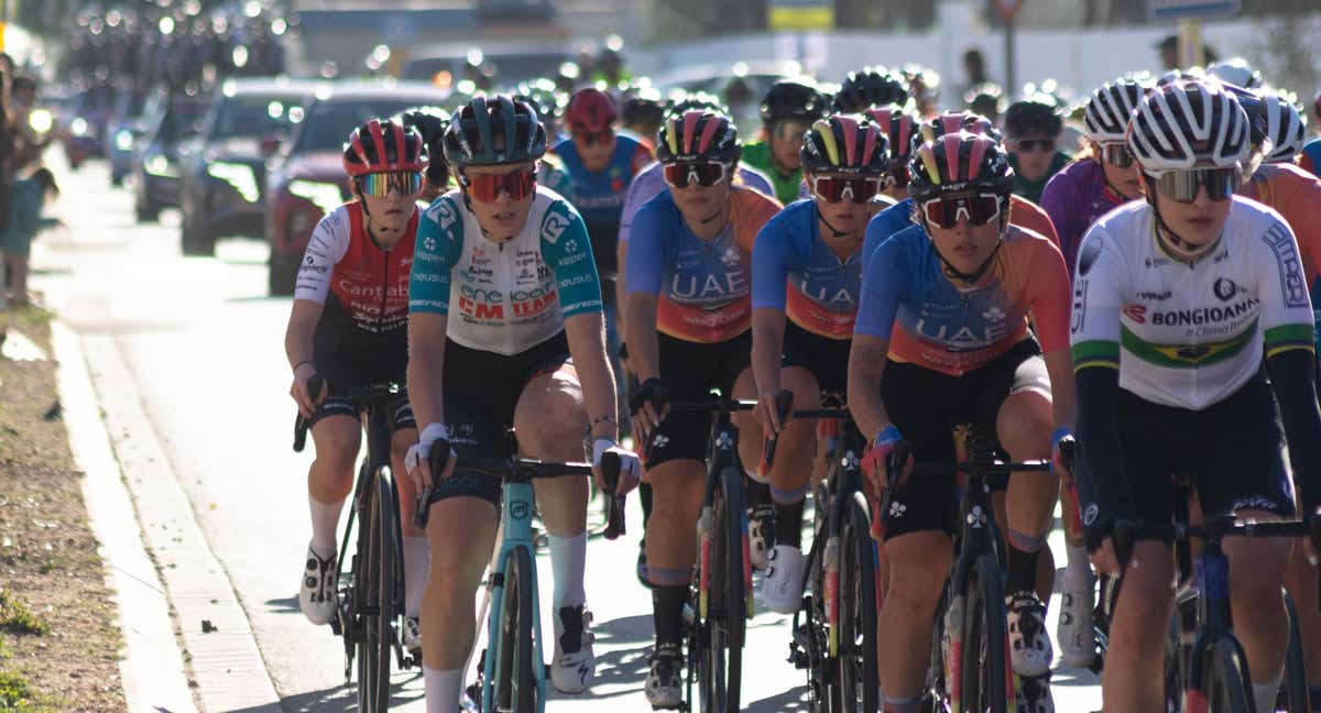 Ciclistas de Eneicat y Cantabria Deporte, a la izquierda de la imagen, en el pelotón de la Women Cycling Pro Costa de Almería.