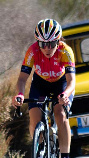 Lorena Feixas, ciclista del Soltec Iberoamérica, persigue al pelotón durante la Women Cycling Pro Costa de Almería.  RELEVO / FRAN REYES