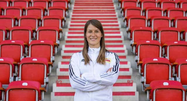 Marie Louise-Eta se convierte en la primera mujer que dirige un partido de la Bundesliga