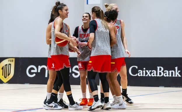 Las jugadoras de la selección femenina en Madrid. FEB