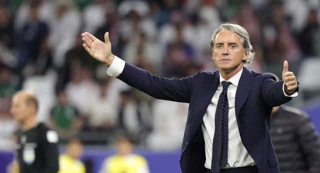 ¡Insólito! Mancini abandona a su equipo en plena tanda… y había opciones de remontar