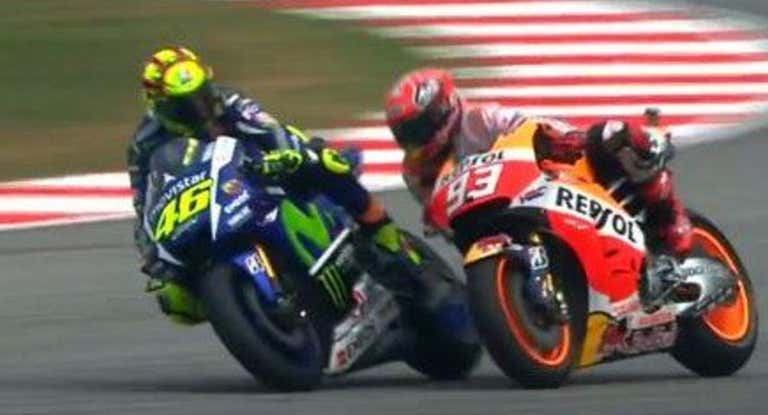 Momento del incidente entre Rossi y Márquez en 2015.