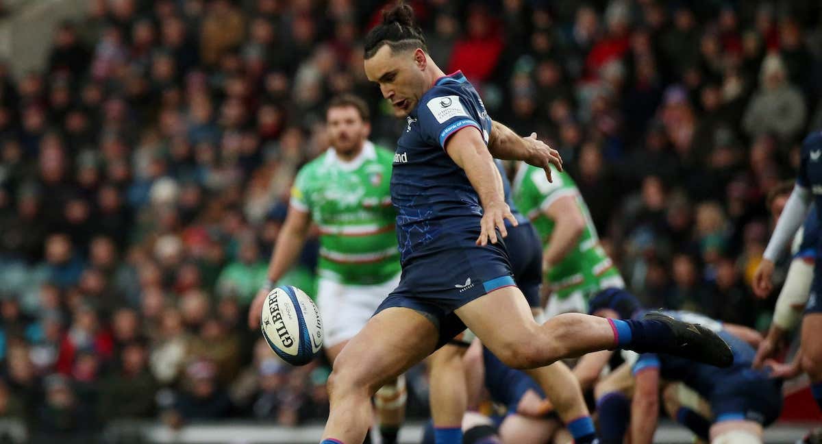 James Lowe patea el balón durante un partido de rugby./REUTERS