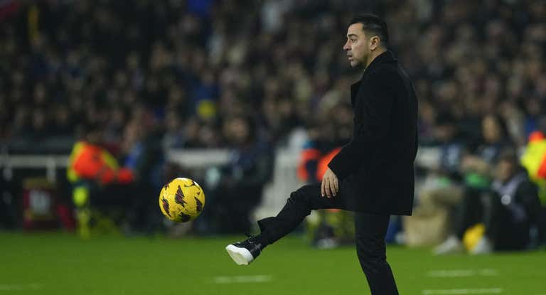 Xavi Hernández controla una pelota ante el Villarreal.