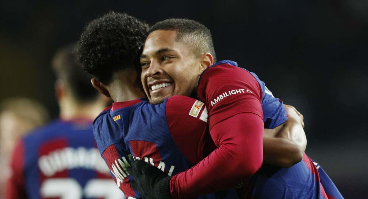 Roque se abraza con Lamine en la celebración de su gol./REUTERS