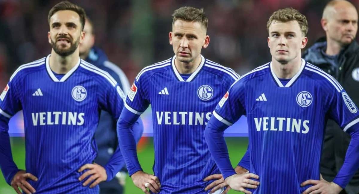 Los futbolistas del Schalke 04 lamentan la última derrota contra el Kaiserslautern./Getty Images