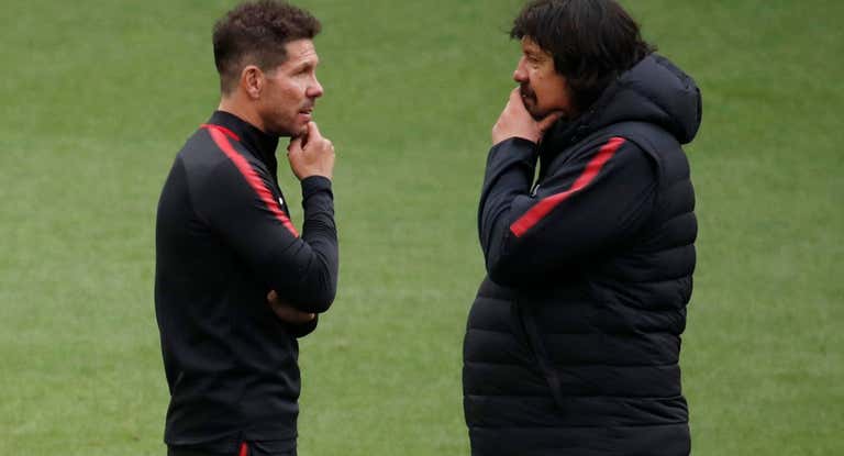 Diego Pablo Simeone charla con Germán Burgos en un entrenamiento del Atlético de Madrid en 2018.