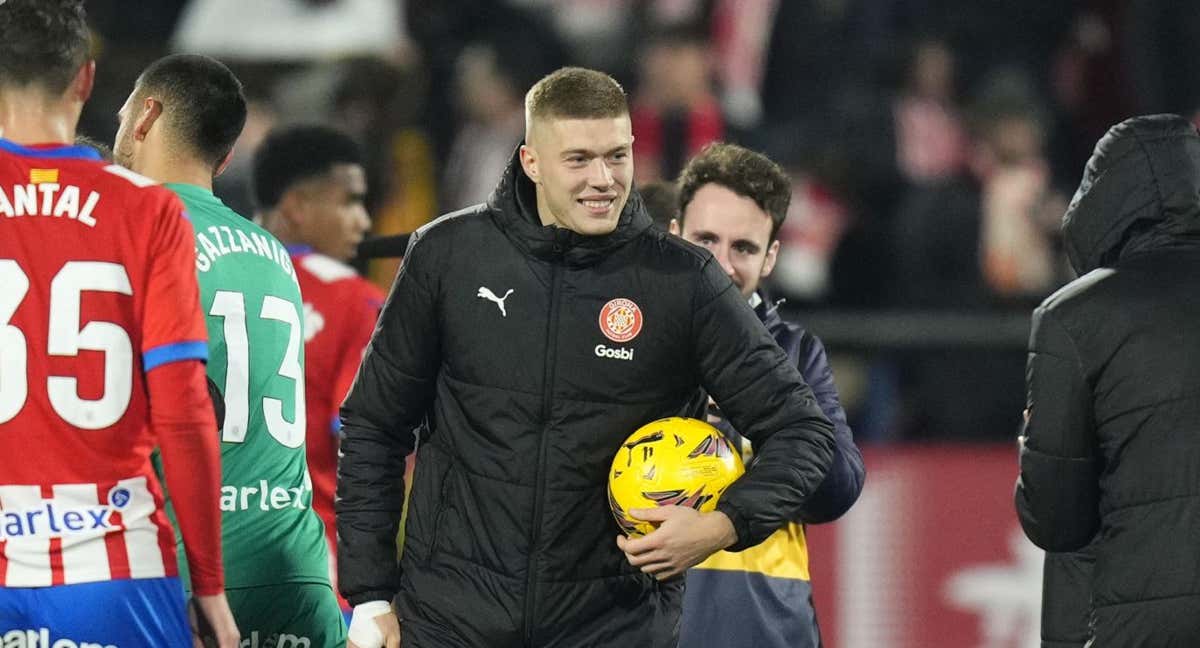 Artem Dovbyk, con el balón después de un 'hat-trick'. /EFE
