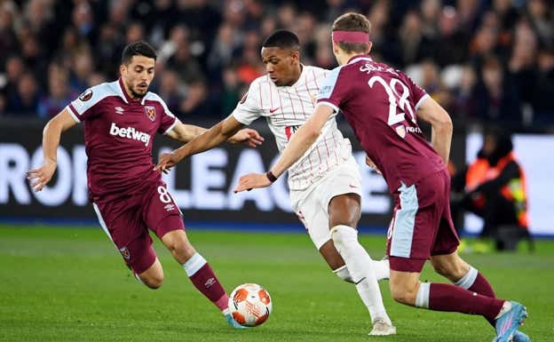 Fornals en un partido de Europa League contra el Sevilla.  EFE
