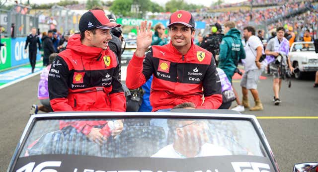 ¿Es justo que Ferrari abandone a Carlos Sainz mientras mima a Leclerc? Los números dicen una cosa pero las sensaciones otra