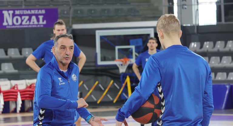 Luis Guil da instrucciones en un entrenamiento con Palencia.