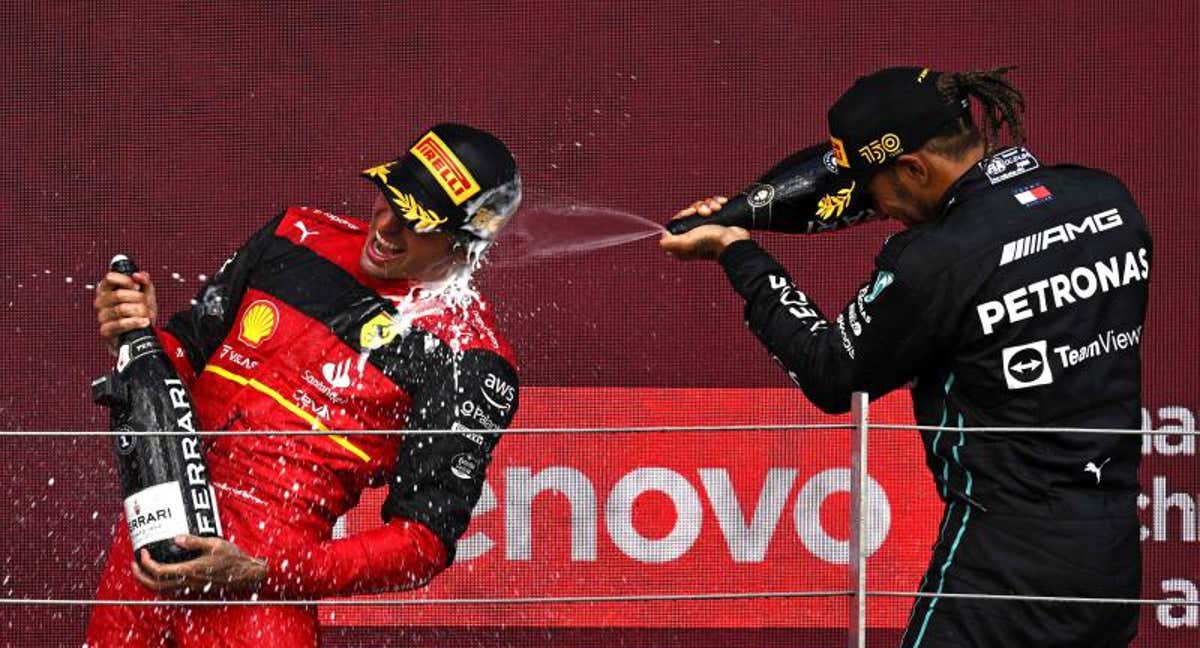 Lewis Hamilton y Carlos Sainz, en el podio del GP de Gran Bretaña.