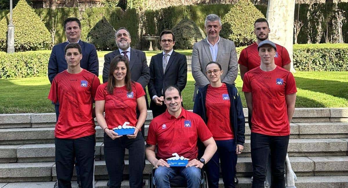 Los representantes de la embajada francesa y el Comité Paralímpico Español con Nuria Marqués y Toni Ponce/ IG: France_espagne