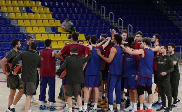 Ricky, arropado por los jugadores del Barcelona. Efe