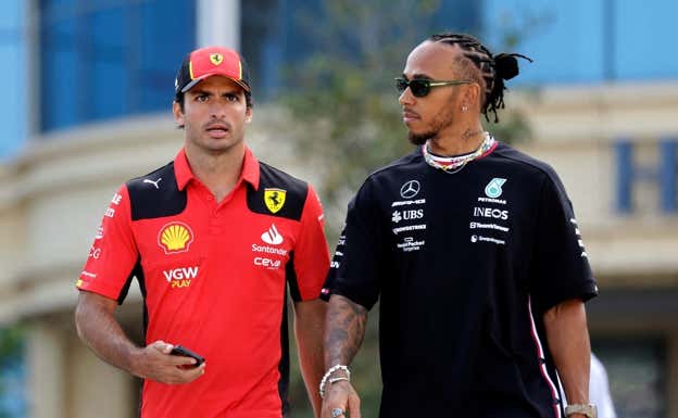 Carlos Sainz y Lewis Hamilton caminan juntos por el paddock de la F1  Reuters