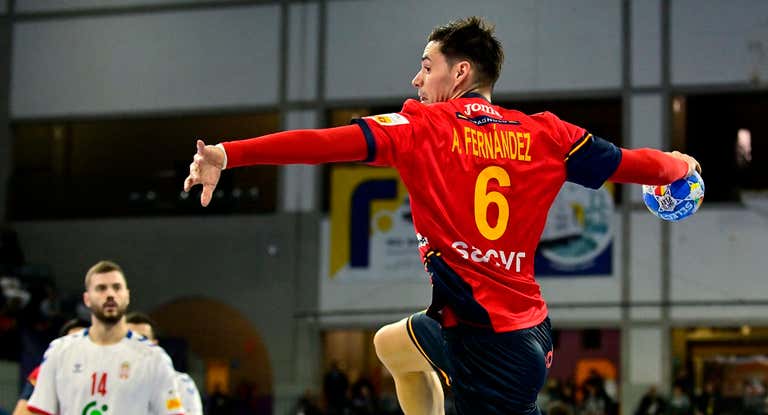 Angel Fernández, extremo izquierdo de la selección española de balonmano, en una jugada del encuentro contra la selección de Serbia.