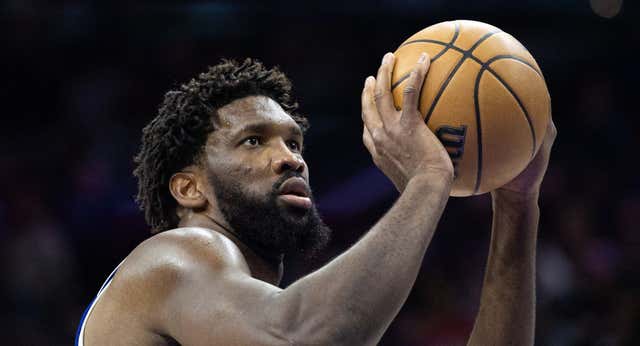 Joel Embiid de baja indefinida por una lesión en el menisco de la rodilla, y peligra el MVP