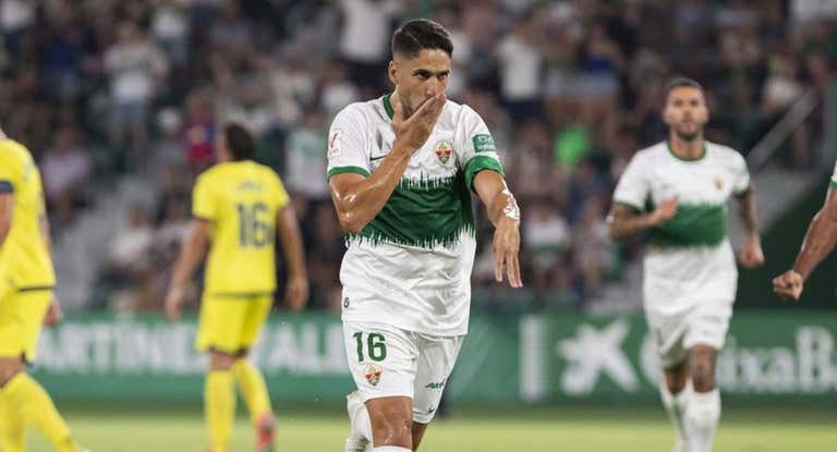 Fidel celebra un gol con el Elche