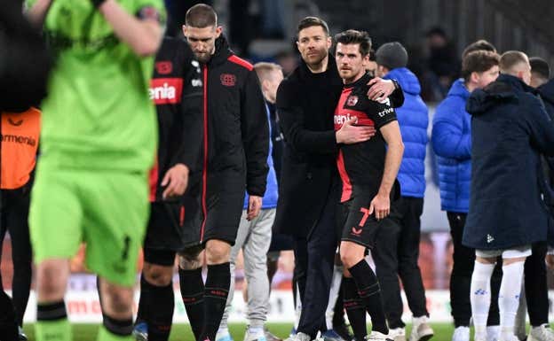 Xabi Alonso festeja el triunfo junto a Jonas Hofmann.  AFP