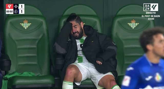 La lesión de Isco silenció el Villamarín y sus gestos en el banquillo elevan la preocupación