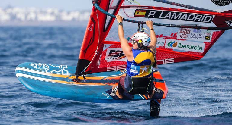 Pilar Lamadrid vuela en plena regata.