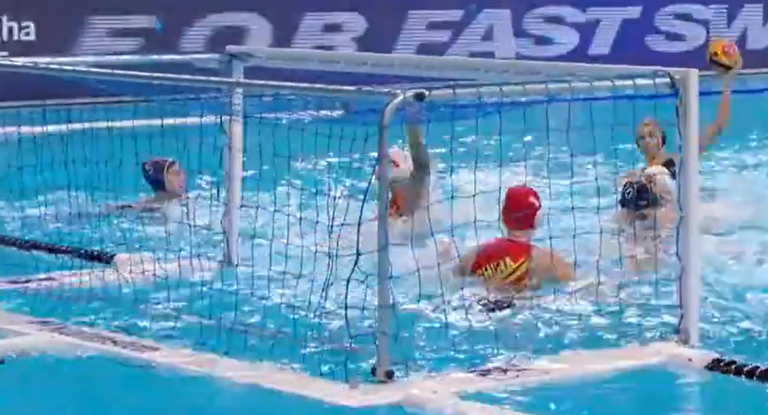 La selección española de waterpolo durante el partido ante China.
