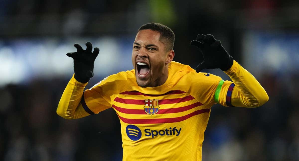 Vitor Roque celebra su gol ante el Alavés.
