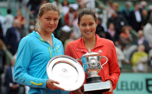 Dinara Safina junto a Ana Ivanovic en la final de Roland Garros en 2008.  Efe