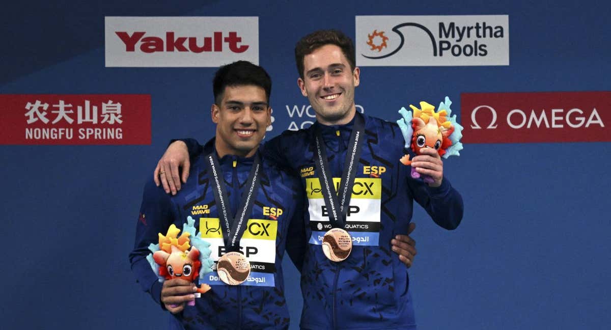 Nico García Boissier y Adrián Abadia con la medalla de bronce al cuello en los saltos sincronizados de 3m.