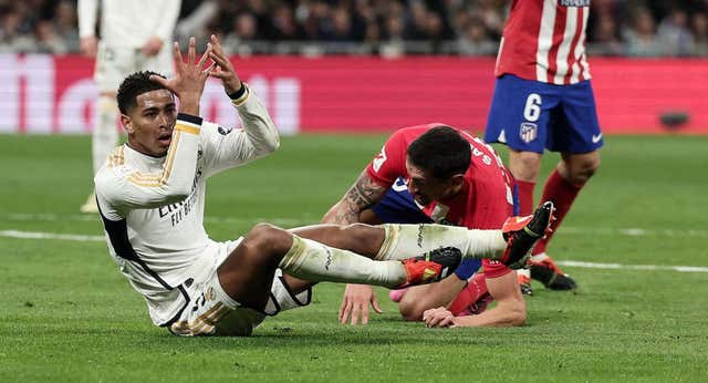 El Atleti protesta un gol anulado a Savic y el Real Madrid, dos penaltis a Bellingham y Lucas