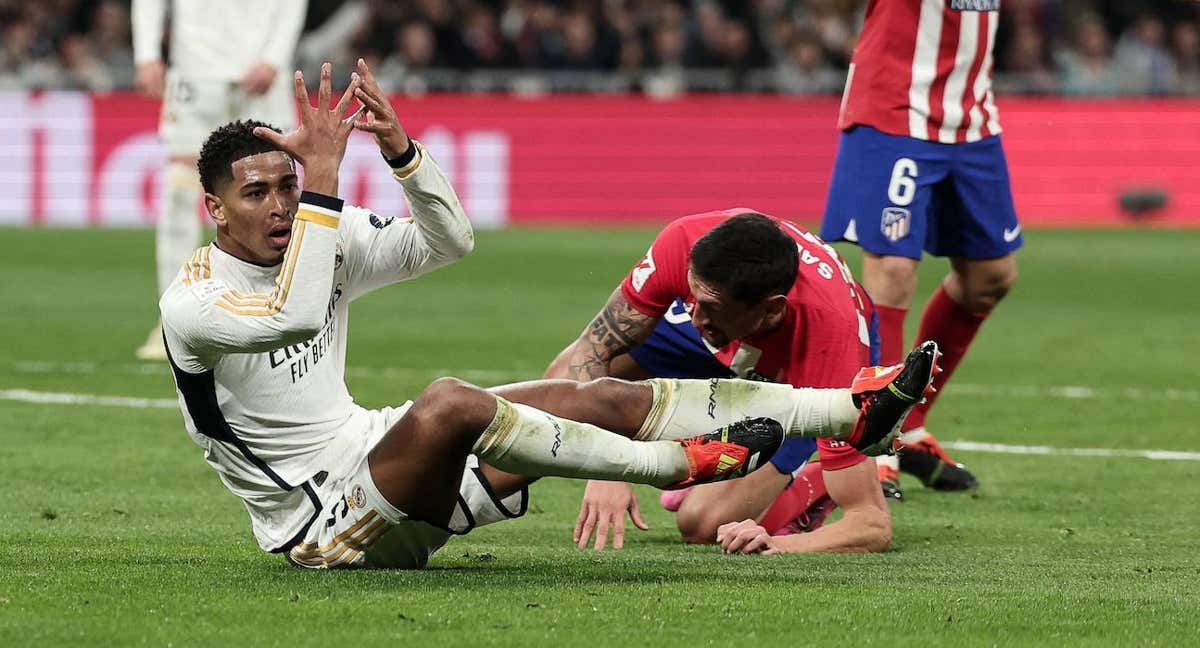 Bellingham pide penalti por una falta de Savic.